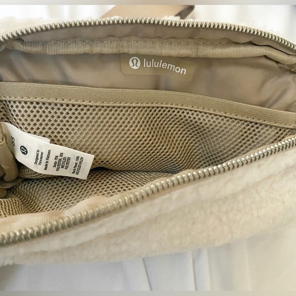 NWT authentic Lululemon Fleece Everywhere Belt Bag in Natural Ivory/trench - Picture 4 of 6